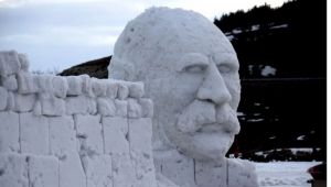 Çıldır Gölü'nde Üyemiz Tuncel Kurtiz'in Anısına Kardan Beyaz Perde ve Heykel Yapıldı